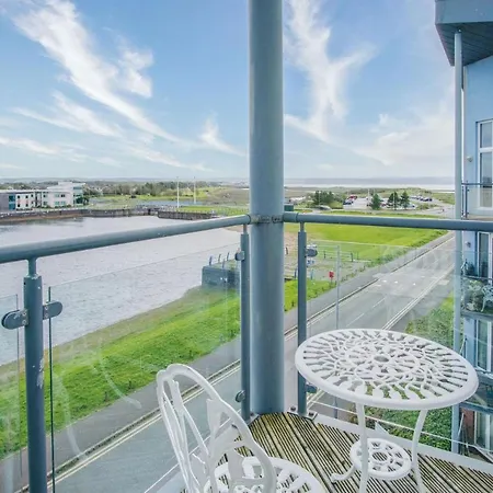 The Penthouse - 3 Bedroom Apartment - Llanelli Exterior photo