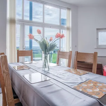 The Penthouse - 3 Bedroom Apartment - Llanelli Exterior photo