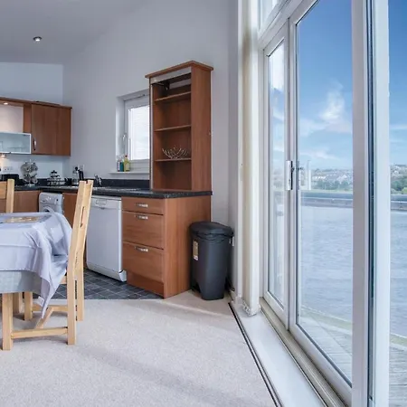 The Penthouse - 3 Bedroom Apartment - Llanelli Exterior photo