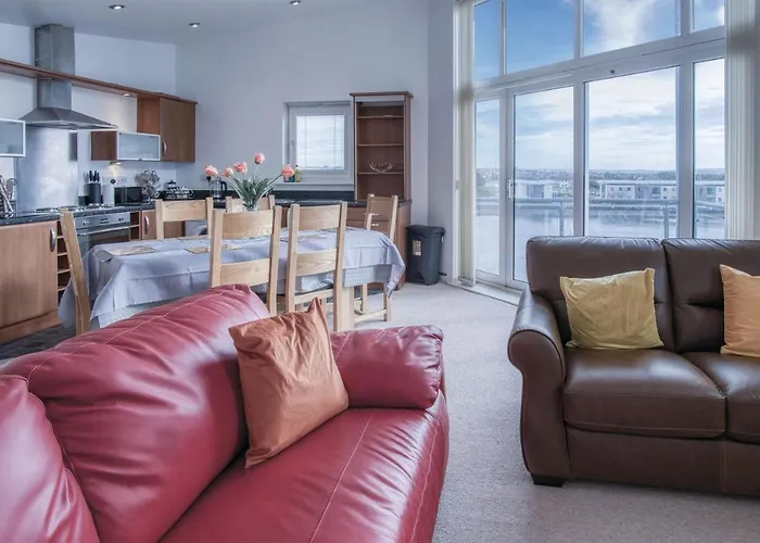 The Penthouse - 3 Bedroom Apartment - Llanelli