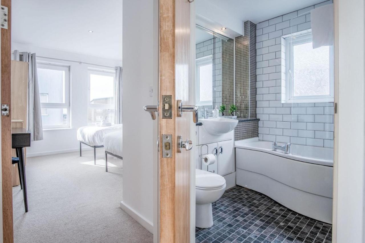 The Penthouse - 3 Bedroom - * Llanelli