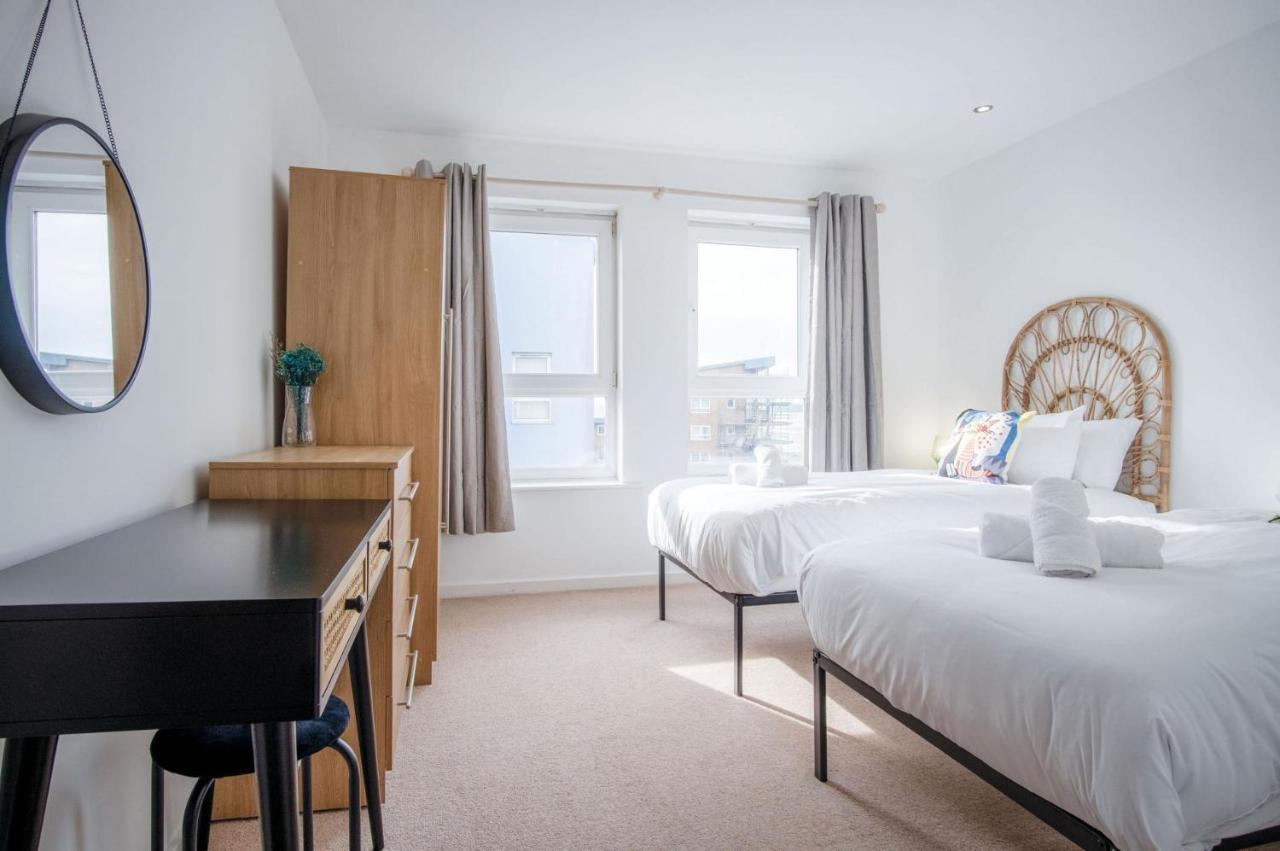 The Penthouse - 3 Bedroom - Apartment Llanelli